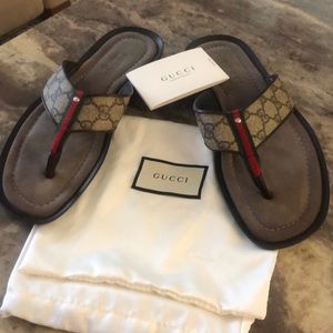 Gucci GG supreme flip flops (unisex)